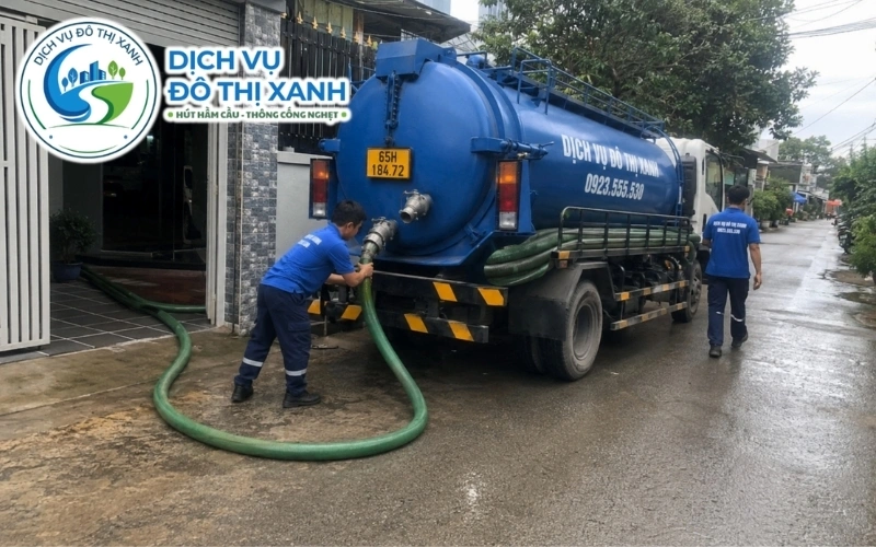 Nhân viên Đô Thị Xanh đang thi công hút hầm cầu tại Bình Thủy