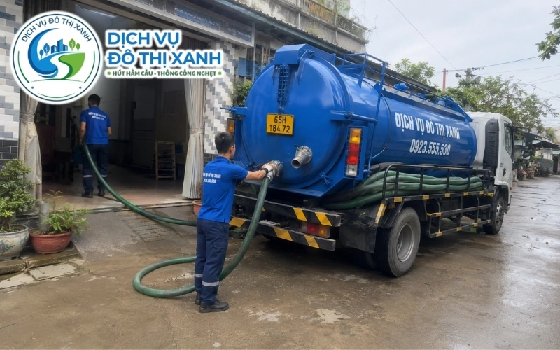 Nhân viên Đô Thị Xanh đang thi công hút hầm cầu tại Vĩnh Thạnh