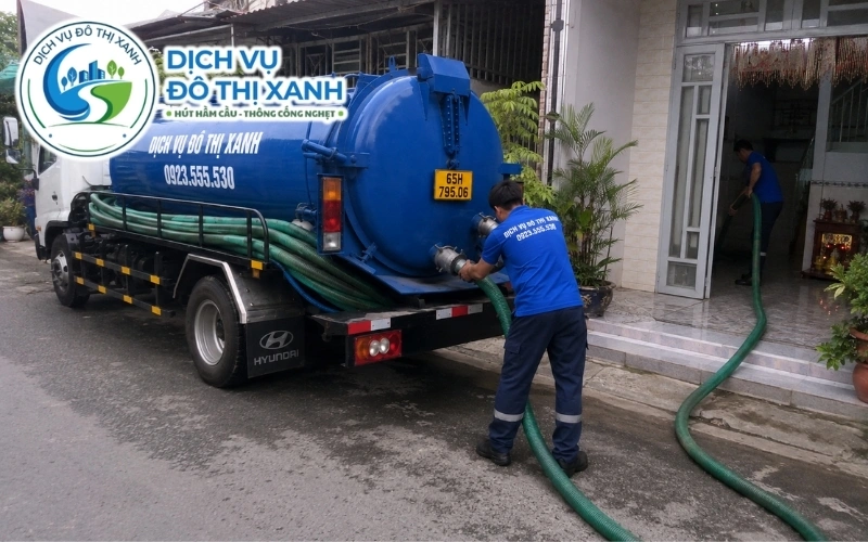 Hút hầm cầu Thới Lai cho nhà dân, nhà trọ, quán ăn, công ty 7 Nhân viên Đô Thị Xanh đang thi công hút hầm cầu tại Thới Lai