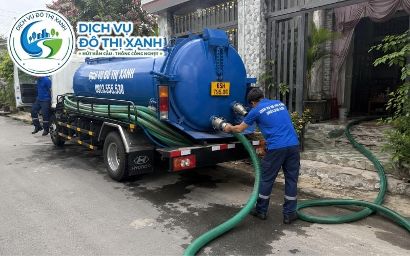 Hút hầm cầu Cờ Đỏ uy tín, báo giá rõ trước khi làm 5 Nhân viên Đô Thị Xanh đang thi công hút hầm cầu tại Cờ Đỏ