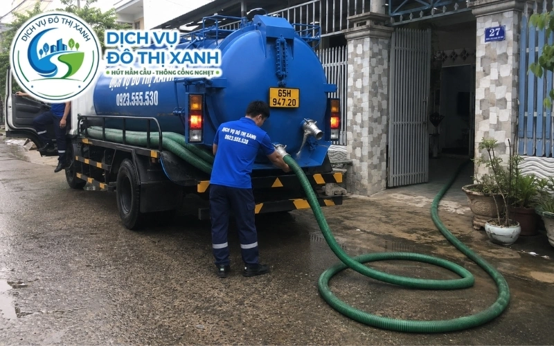Hút hầm cầu Thốt Nốt, giá rõ ràng, thợ đến tận nơi 24/7 3 Nhân viên Đô Thị Xanh đang thi công hút hầm cầu tại Thốt Nốt
