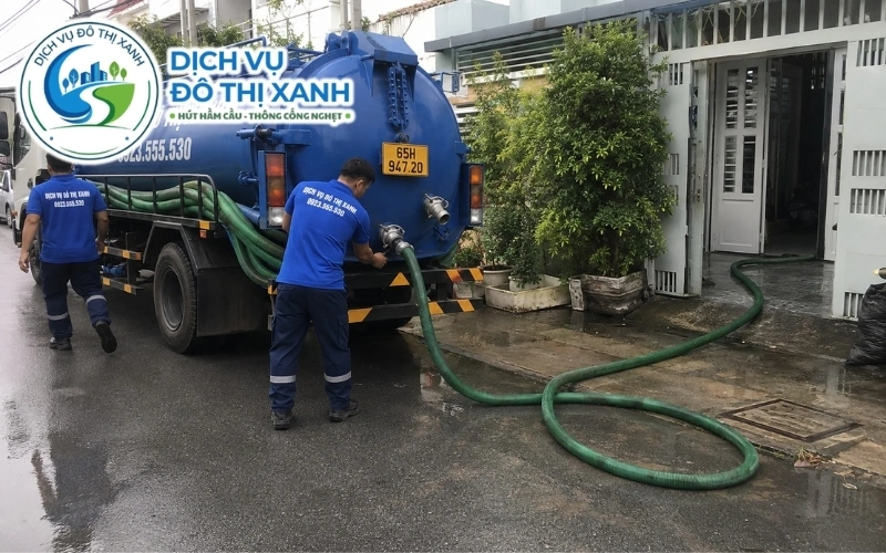 Nhân viên Đô Thị Xanh đang thi công hút hầm cầu tại Ô Môn