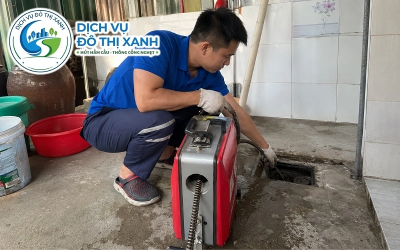 Nhân viên Đô Thị Xanh đang thi công thông cống nghẹt tại Châu Thành