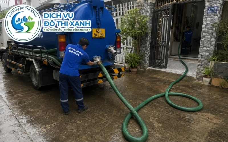 Nhân viên Đô Thị Xanh đang thi công hút hầm cầu tại Ô Môn