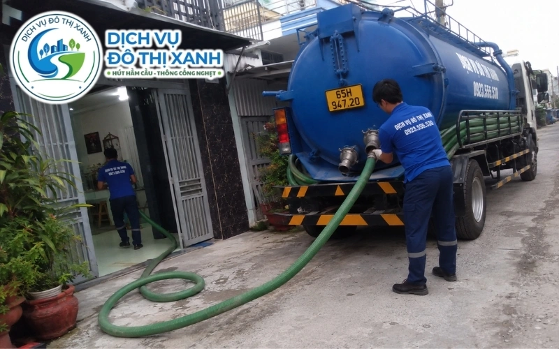 Nhân viên Đô Thị Xanh đang thi công hút hầm cầu tại Phong Điền
