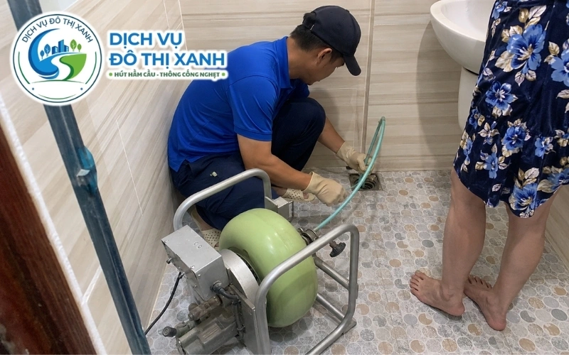 Nhân viên Đô Thị Xanh đang thi công thông cống nghẹt tại Thốt Nốt