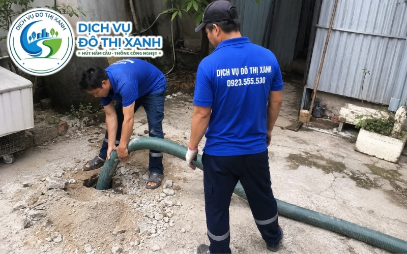 Hút hầm cầu Châu Thành An Giang 24/7, xe về tận ấp 13 Nhân viên Đô Thị Xanh đang thi công hút hầm cầu tại Châu Thành An Giang