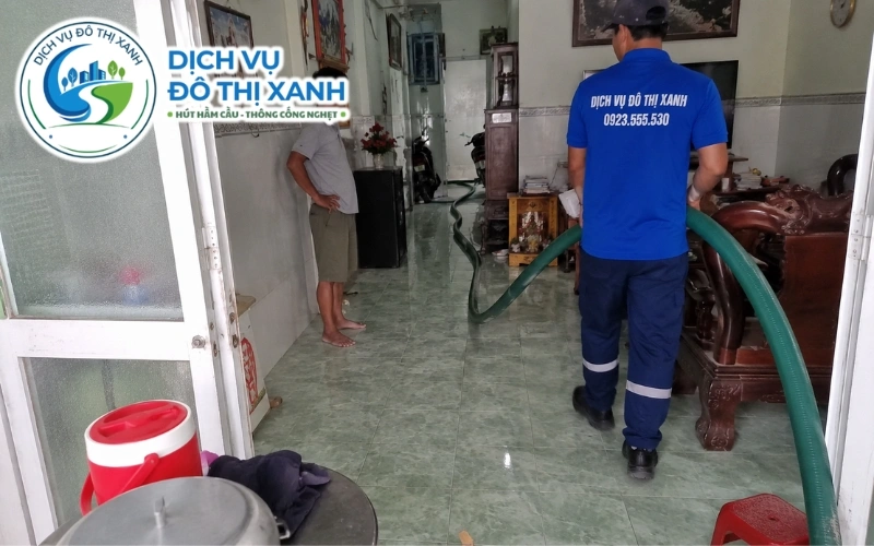 Hút hầm cầu Long Xuyên: hút sạch 1 lần, xe vào hẻm nhỏ 7 Nhân viên Đô Thị Xanh đang thi công hút hầm cầu tại Long Xuyên