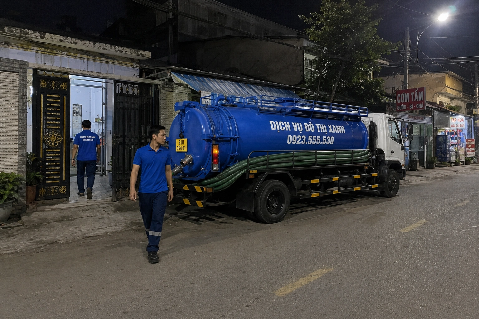 Hút hầm cầu Dĩ An, Đô Thị Xanh trực 24/7, chốt giá trước 3 Nhân viên Đô Thị Xanh kiểm tra các dấu hiệu hầm cầu đầy tại nhà dân Dĩ An
