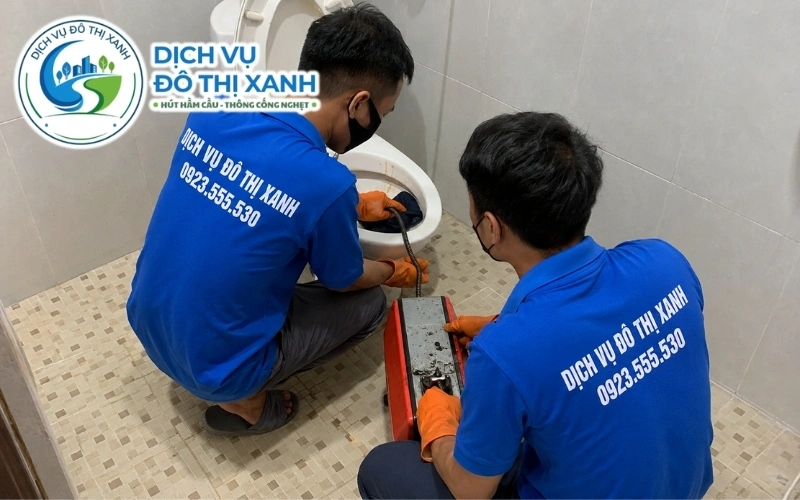 Kỹ thuật viên Đô Thị Xanh kiểm tra ba mức độ nghẹt bồn cầu tại Bến Cát