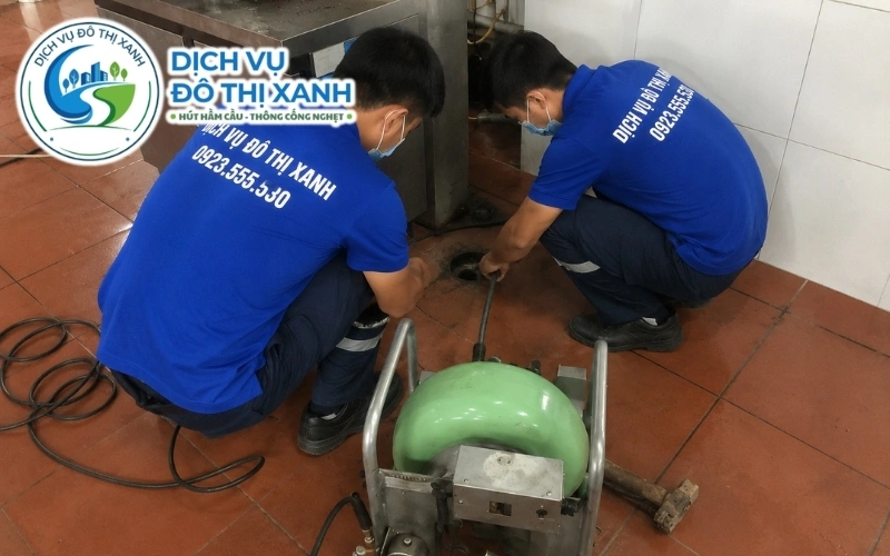 Nhân viên Đô Thị Xanh kiểm tra hố ga và bảo dưỡng đường cống nhà xưởng tại Châu Thành