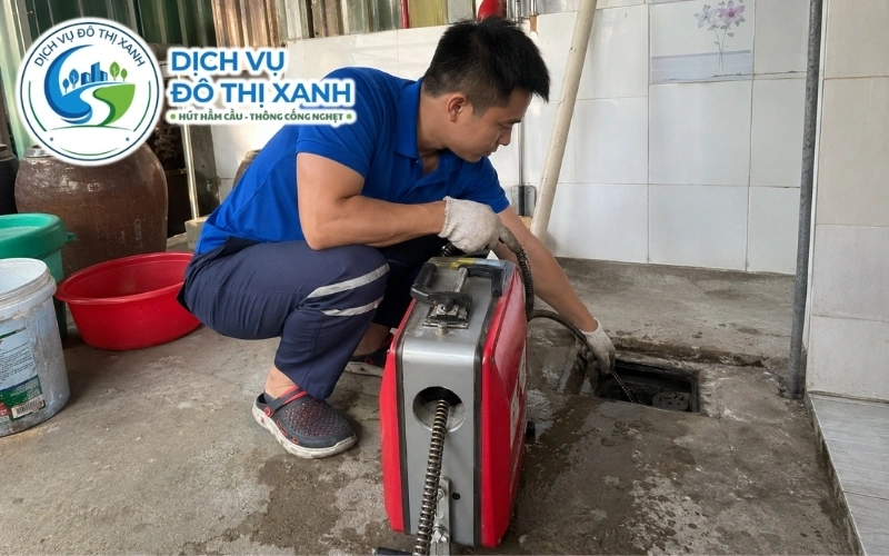 Kỹ thuật viên Đô Thị Xanh hướng dẫn làm hố lắng và bảo dưỡng cống cho hộ dân vùng lúa Thạnh Trị