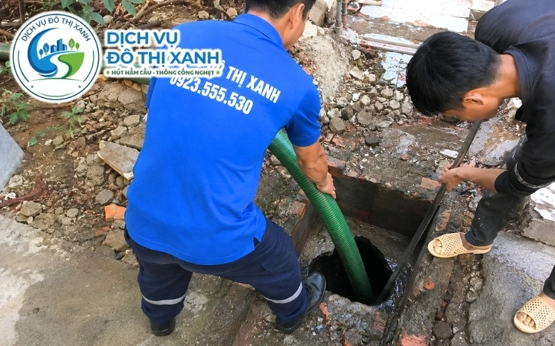 Kỹ thuật viên hướng dẫn cách sử dụng giúp hầm cầu lâu đầy tại Long Mỹ