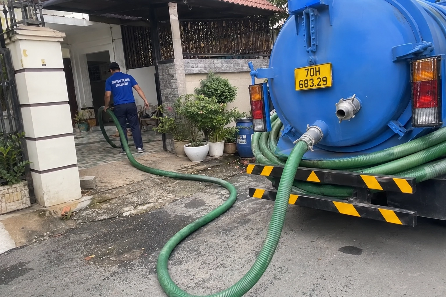 Kỹ thuật viên đo mức bùn trước khi báo giá hút hầm cầu Bến Cầu