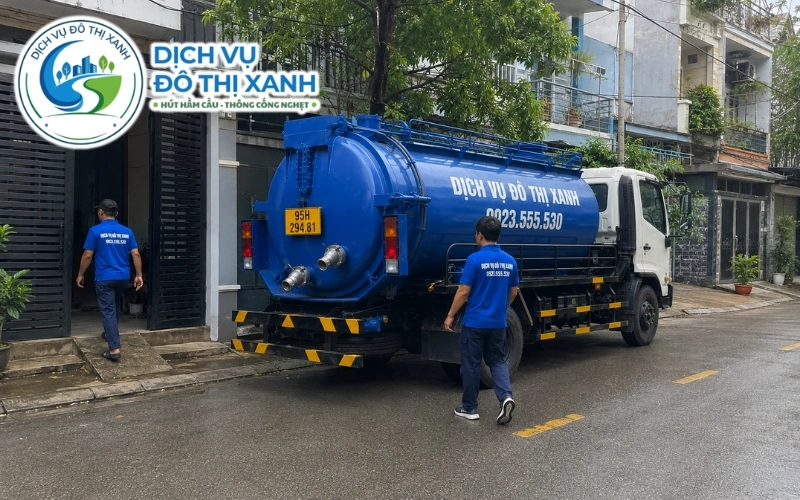 Nhân viên Đô Thị Xanh khảo sát dung tích và báo giá hút hầm cầu tại Châu Thành, Hậu Giang