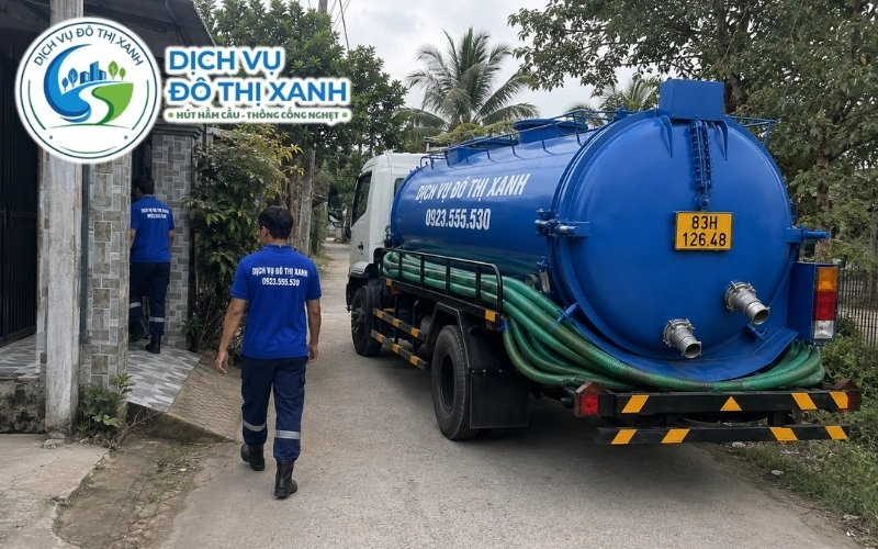 Kỹ thuật viên khảo sát thực tế trước khi báo giá hút hầm cầu Châu Thành Sóc Trăng
