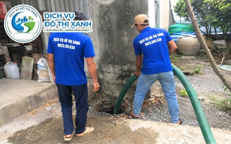 Kỹ thuật viên khảo sát thực tế trước khi báo giá hút hầm cầu Đức Huệ