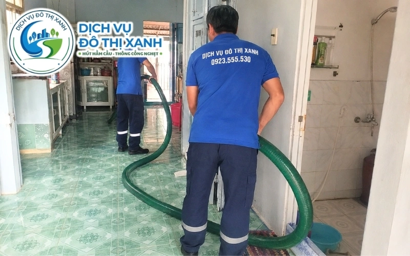 Kỹ thuật viên khảo sát thực tế trước khi báo giá hút hầm cầu Giồng Riềng