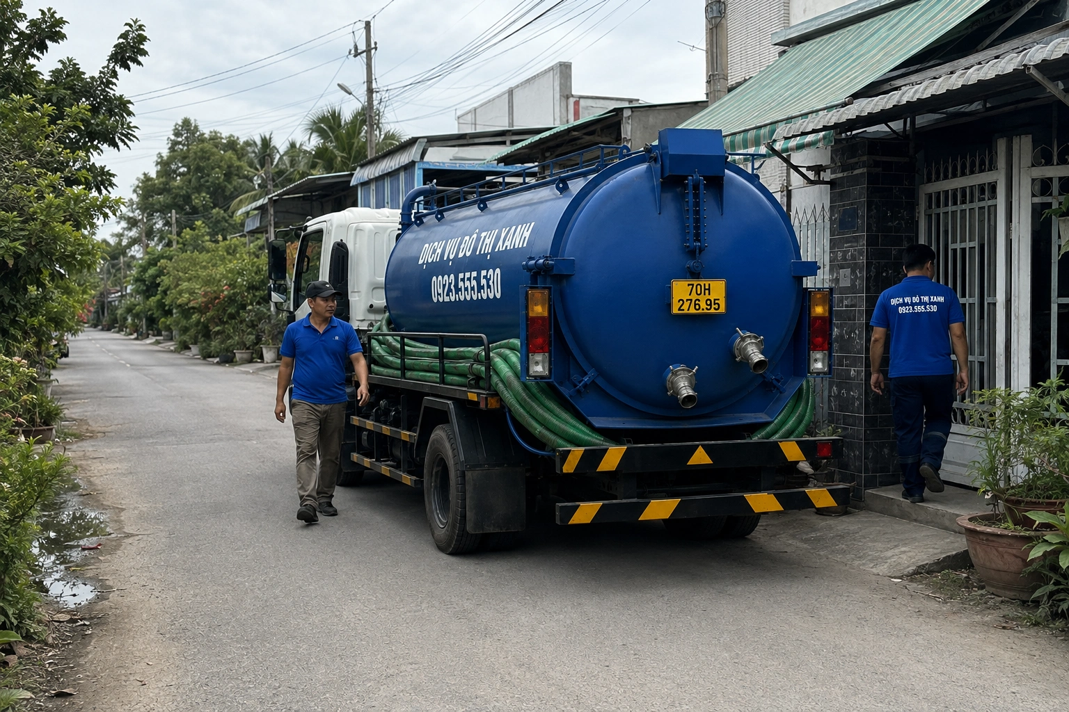 Kỹ thuật viên Đô Thị Xanh đo mức bùn và quãng kéo ống trước khi báo giá hút hầm cầu Hòa Thành