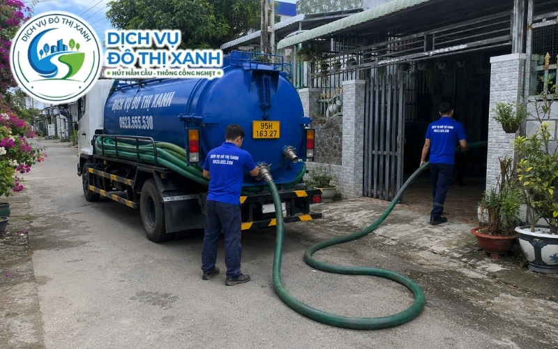 Nhân viên Đô Thị Xanh khảo sát thực tế trước khi báo giá hút hầm cầu Long Mỹ