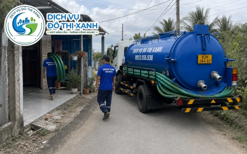 Kỹ thuật viên Đô Thị Xanh đo lớp cặn và quãng ống trước khi báo giá hút hầm cầu Long Phú