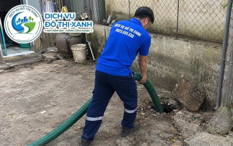 Kỹ thuật viên khảo sát và báo giá hút hầm cầu tại Mộc Hóa