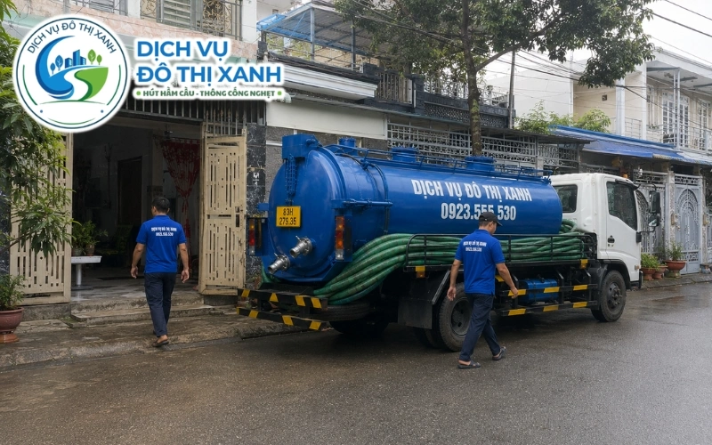 Kỹ thuật viên khảo sát đường vào và lượng cặn trước khi báo giá hút hầm cầu Mỹ Xuyên