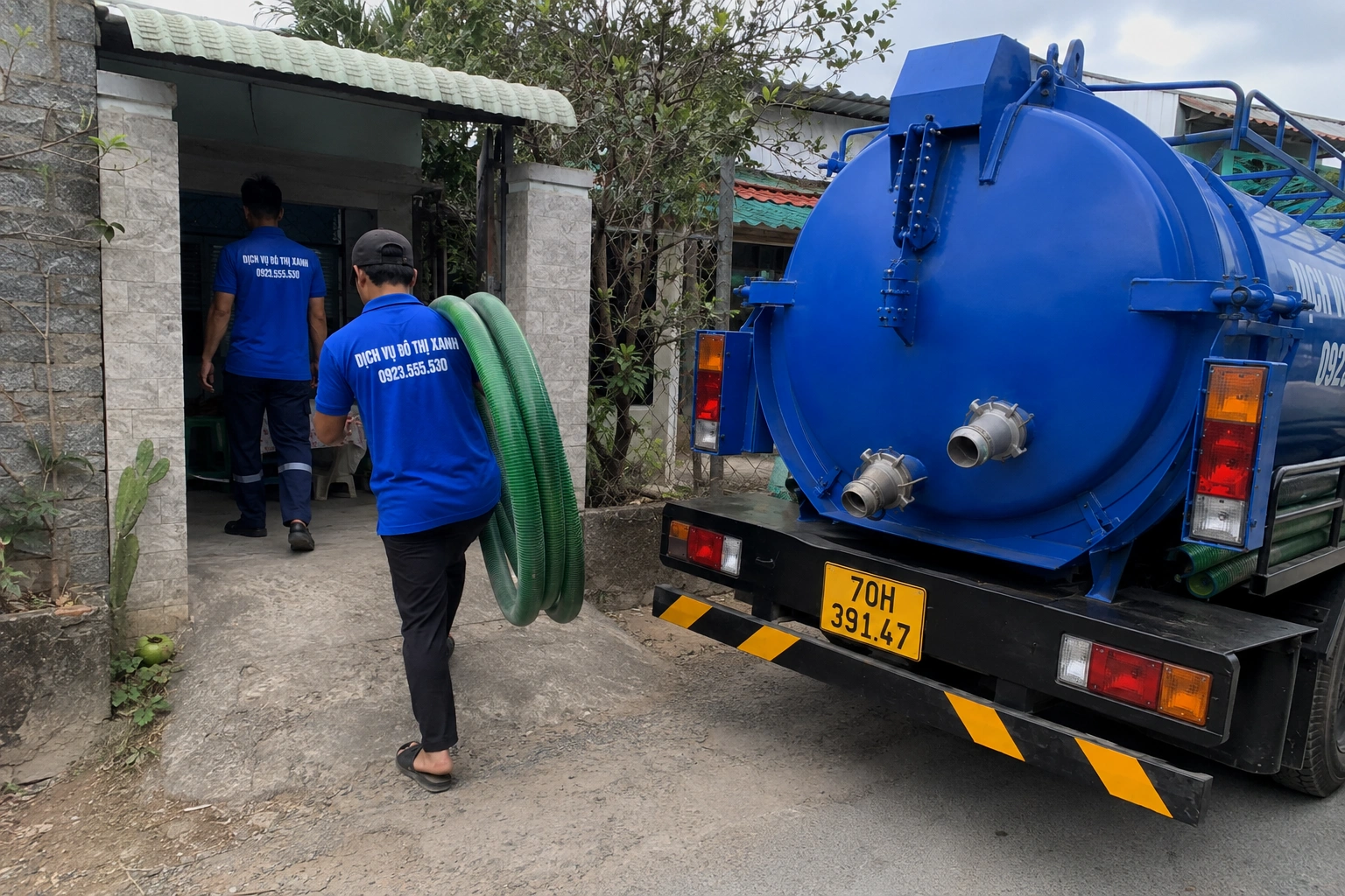 Kỹ thuật viên Đô Thị Xanh đo mức bùn và báo giá hút hầm cầu tại Tân Biên