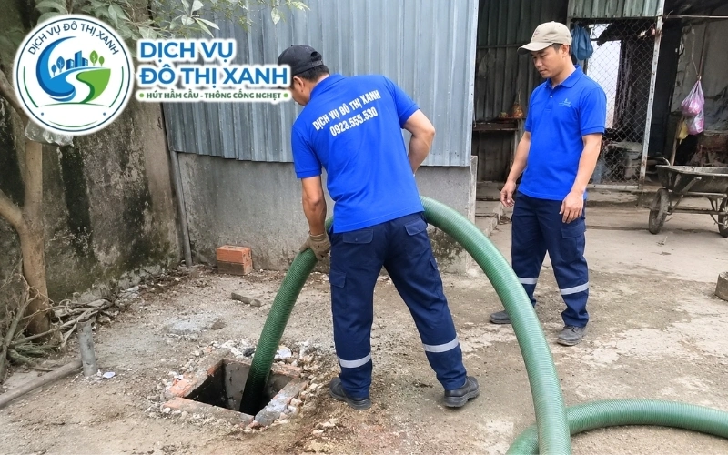Kỹ thuật viên Đô Thị Xanh đo lượng bùn và khảo sát trước khi báo giá hút hầm cầu tại Tân Hiệp