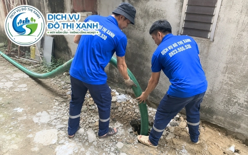 Kỹ thuật viên Đô Thị Xanh khảo sát khối lượng và quãng ống trước khi báo giá hút hầm cầu Thuận An