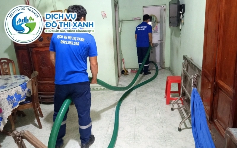 Kỹ thuật viên khảo sát và báo chi phí hút hầm cầu tại U Minh Thượng trước khi làm