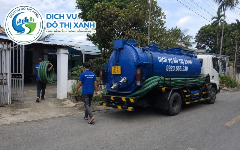Kỹ thuật viên khảo sát đường vào và hầm cầu trước khi báo giá tại Vĩnh Châu