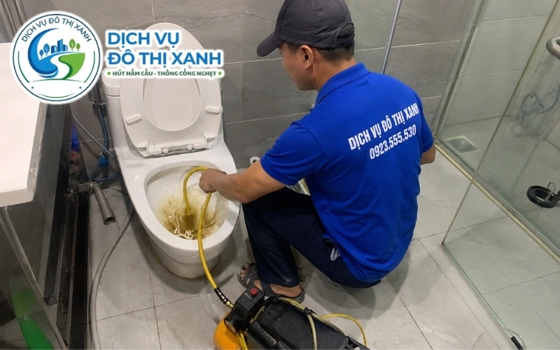Kỹ thuật viên Đô Thị Xanh khảo sát và báo chi phí thông bồn cầu tại Bình Minh trước khi làm