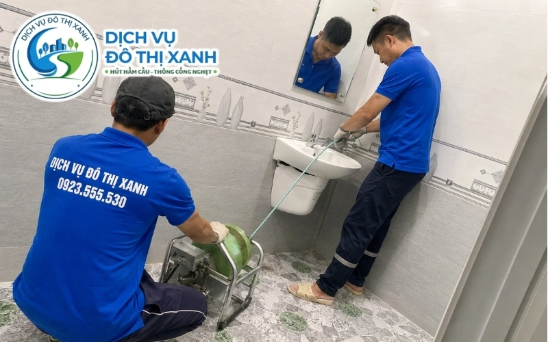 Kỹ thuật viên khảo sát và báo chi phí thông cống nghẹt tại Bến Lức trước khi làm