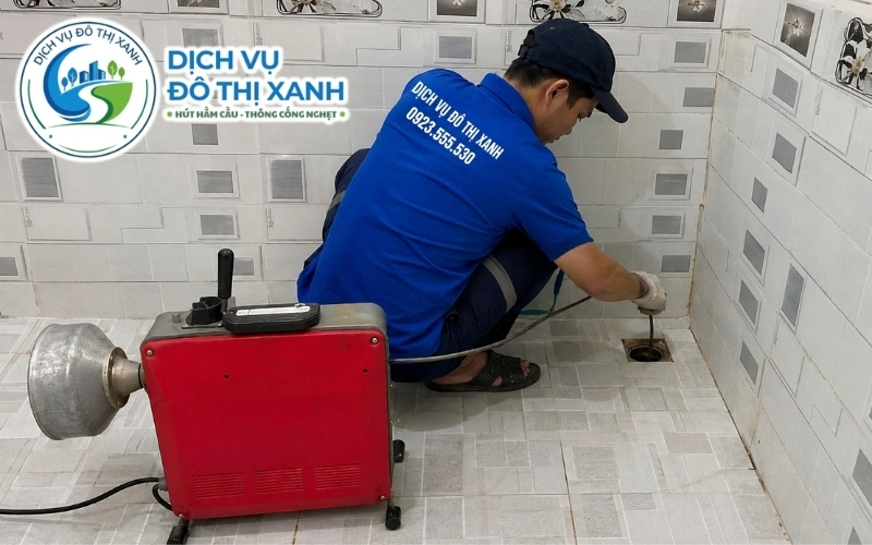 Kỹ thuật viên Đô Thị Xanh khảo sát thực tế trước khi báo giá thông cống nghẹt Long Mỹ