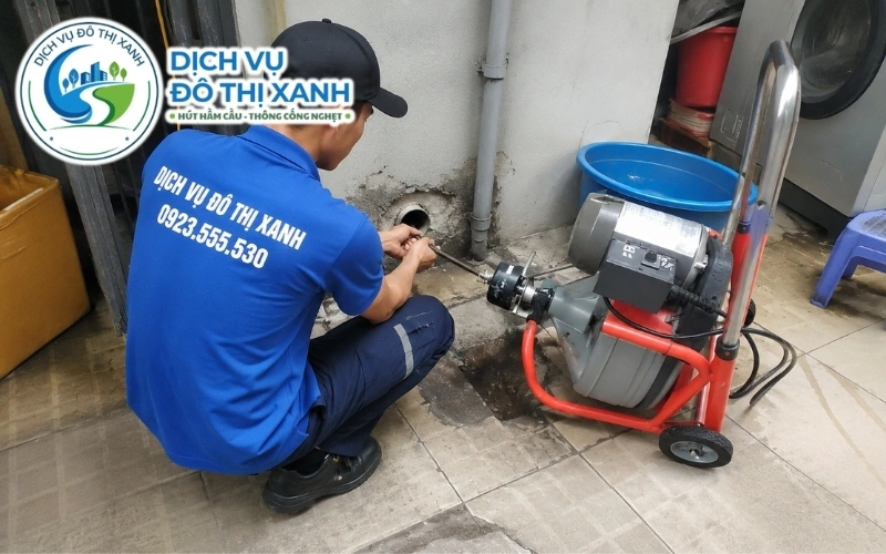 Kỹ thuật viên Đô Thị Xanh khảo sát hiện trạng trước khi báo giá thông cống nghẹt tại Tân Hiệp
