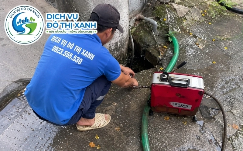 Kỹ thuật viên khảo sát tuyến cống trước khi báo giá tại Tân Hưng