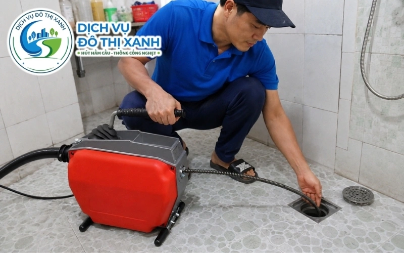 Kỹ thuật viên Đô Thị Xanh khảo sát trước khi báo giá thông cống nghẹt Thủ Dầu Một