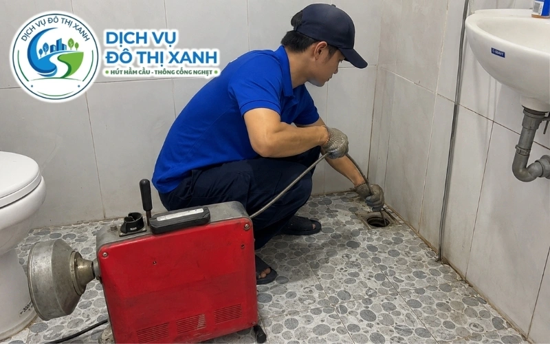Kỹ thuật viên khảo sát và báo chi phí thông cống nghẹt Trà Ôn trước khi làm