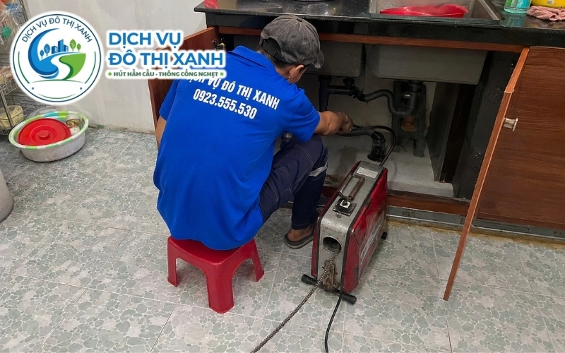 Kỹ thuật viên Đô Thị Xanh khảo sát và báo giá thông cống nhà xưởng tại Châu Thành