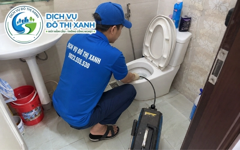Nhân viên Đô Thị Xanh bảo trì bồn cầu định kỳ cho nhà trọ tại Trần Đề