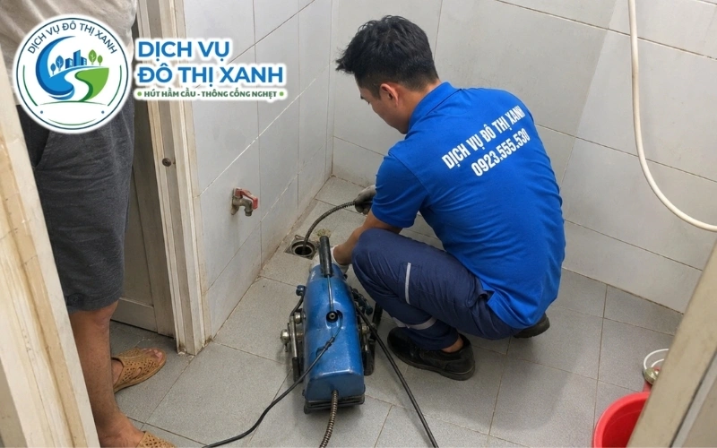 Kỹ thuật viên Đô Thị Xanh hướng dẫn bảo trì cống cho hộ dân ven sông tại Long Phú