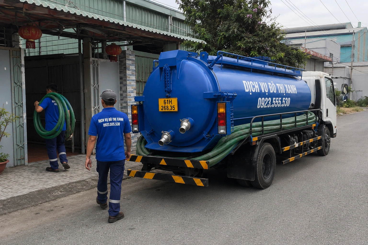 Nhân viên Đô Thị Xanh kiểm tra định kỳ hầm cầu cho dãy trọ và nhà xưởng tại Bến Cát