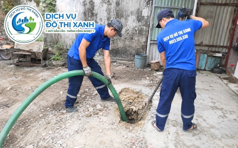 Kỹ thuật viên hướng dẫn bảo vệ hầm cầu bền hơn trên nền than bùn tại U Minh Thượng