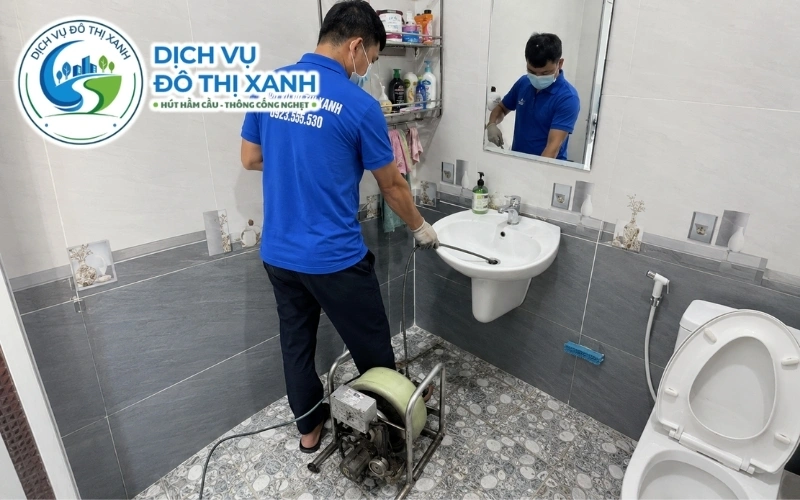 Nhân viên Đô Thị Xanh kiểm tra cống nhà mặt QL1 bị đất cát bồi lắng tại Châu Thành