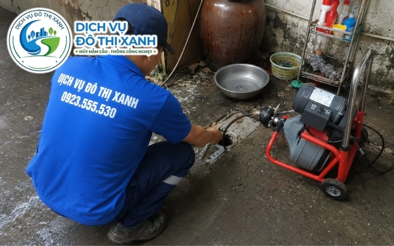 Nhân viên nạo hút cống tắc do lá tràm sau mưa đầu mùa tại Khánh Lâm U Minh