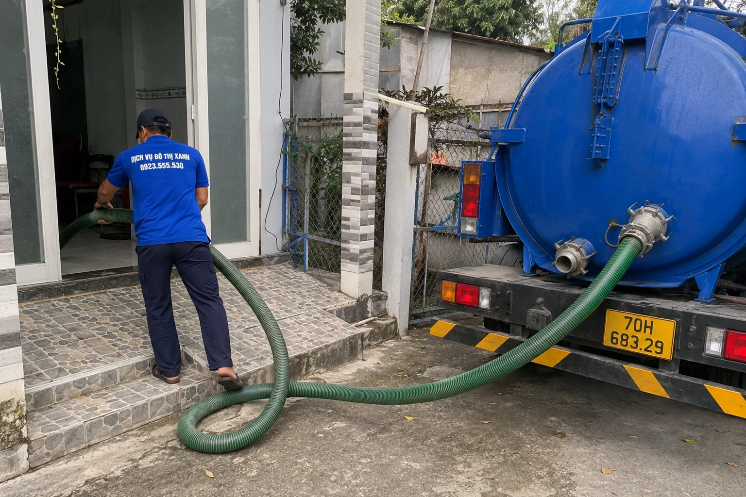 Kỹ thuật viên đánh tơi lớp cặn đáy hầm cầu vùng đất cao tại Tân Châu Tây Ninh