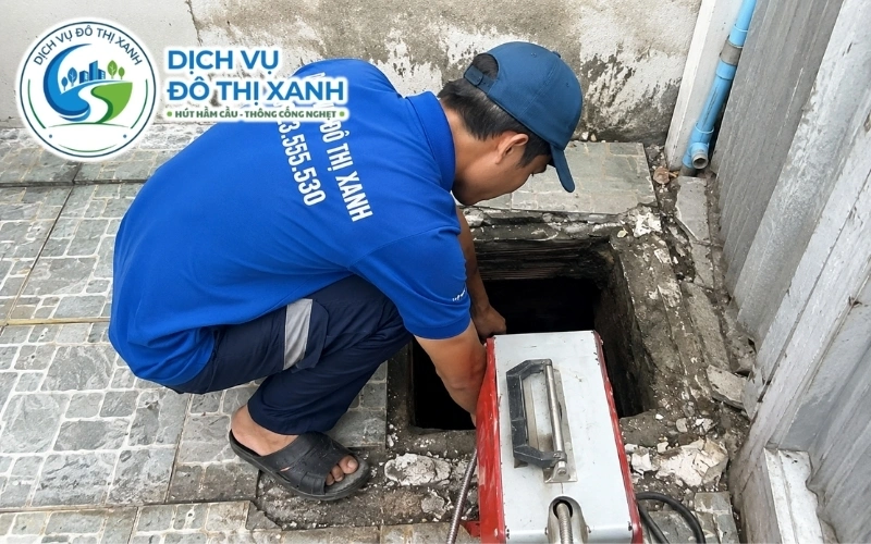 Lớp cặn khoáng từ nước giếng bám trong đường ống thoát nước tại Dầu Tiếng