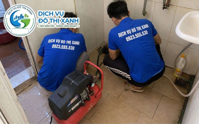 Nhân viên Đô Thị Xanh cắt rễ và xử lý khe nối để cống không tái nghẹt