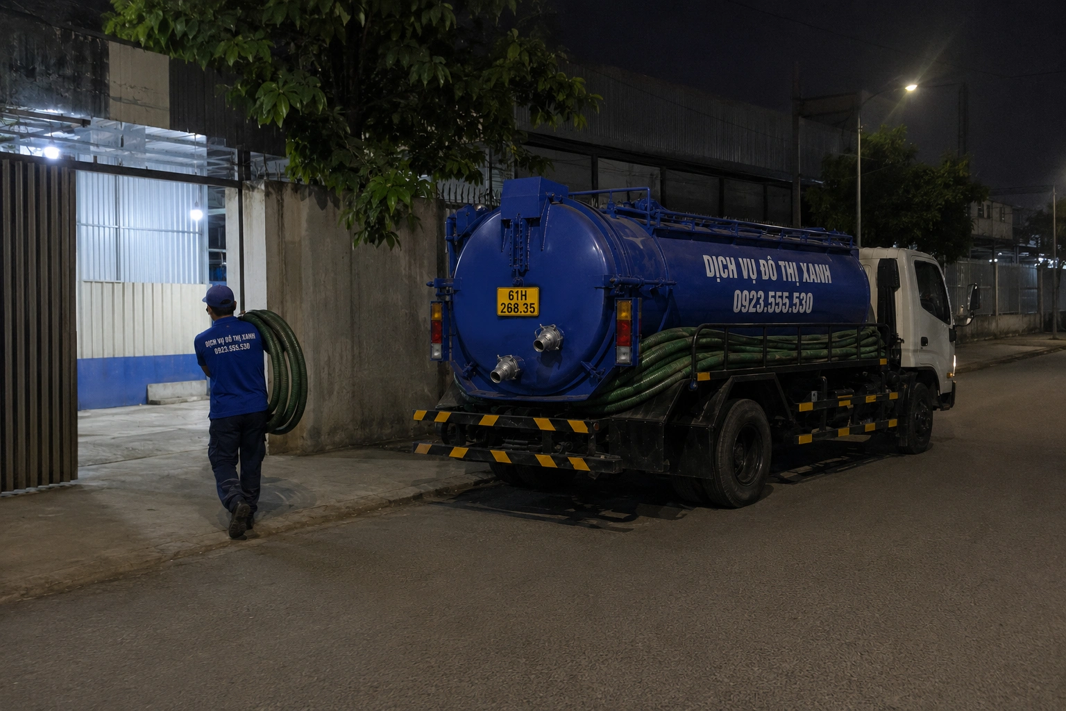 Hút hầm cầu Bàu Bàng, Đô Thị Xanh kiểm hầm mới trong 1 buổi 3 Nhân viên Đô Thị Xanh kiểm tra lớp cát vữa lắng đáy hầm cầu nhà mới tại Bàu Bàng